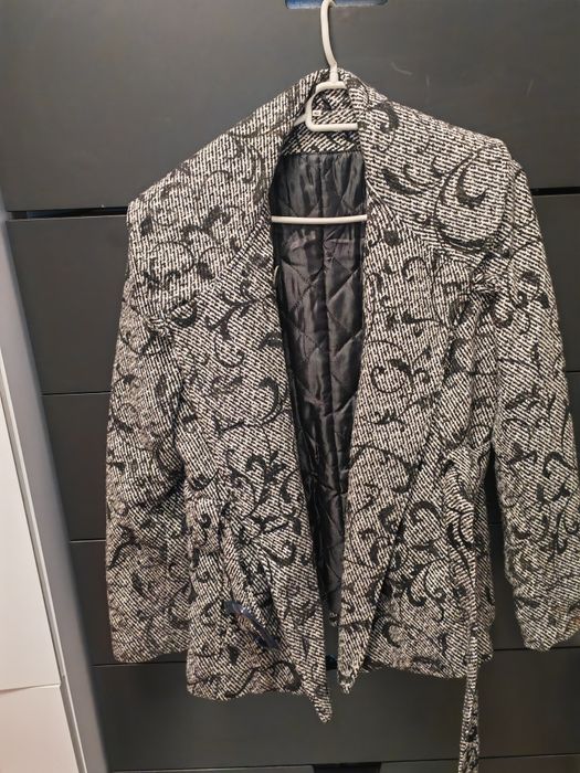 Vând haină din stofă pentru fete/femei