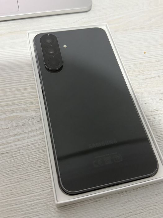 Galaxy A56 (Б/У Идеальное состояние)(+ Зарядка и два чехла в подарок)