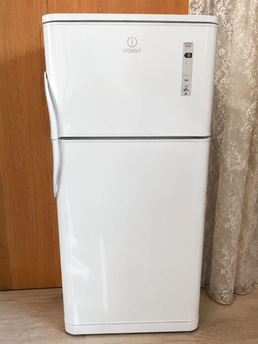 Продам холодильник Indesit