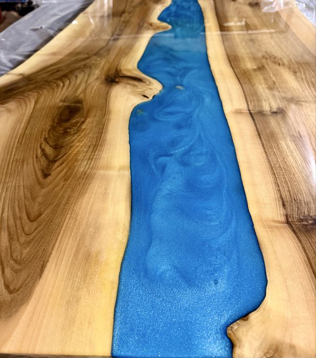 Маса от масивно дърво и смола