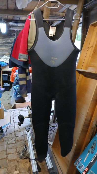 Vând costum de neopren
