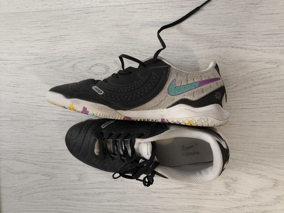 Футбольные кроссовки для футзала