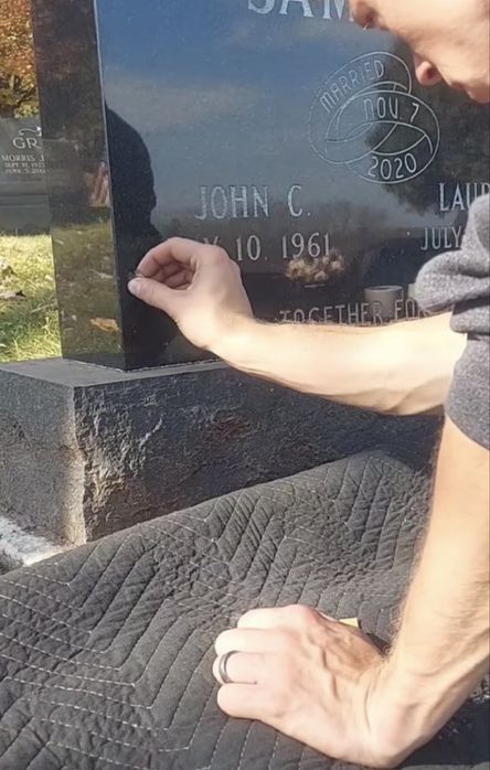 SCRIS pe cruci direct in cimitir / SCRIS monumente cruci