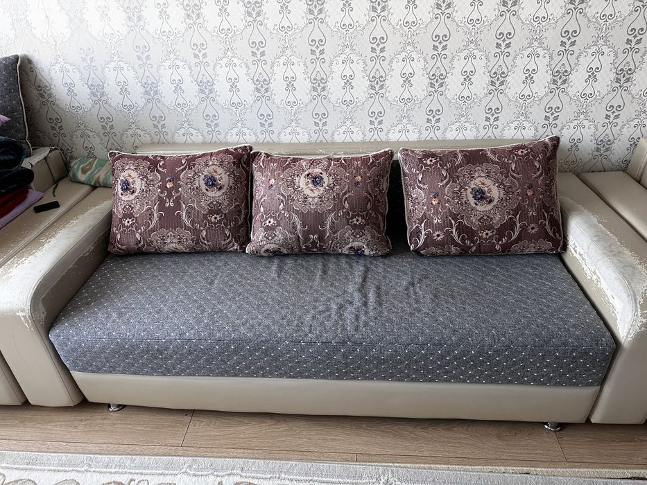 Гостиный диван и кресло