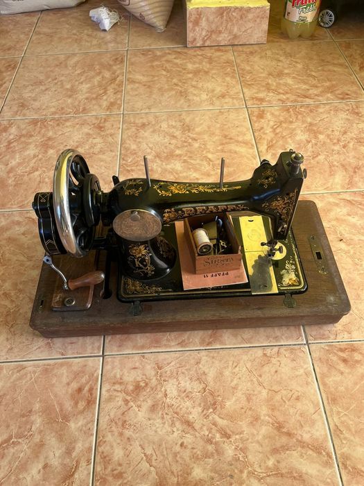 Acesta este o mașină de cusut Pfaff 11 de epocă