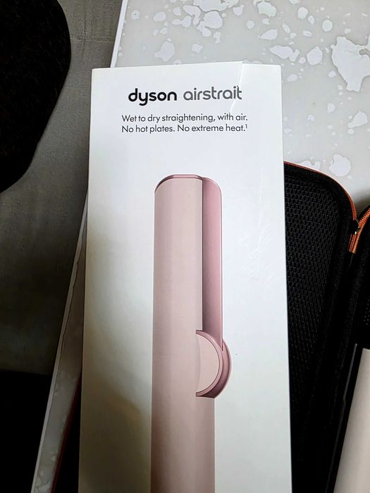 Продавам dyson airstrait почти нов