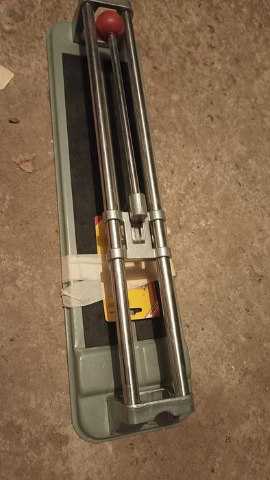 Dispozitiv de tăiat gresia și faianță