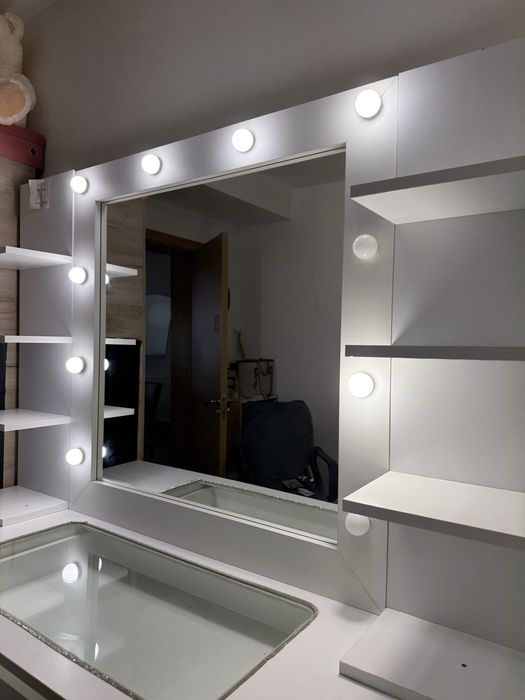 Masă machiaj cu lumini led