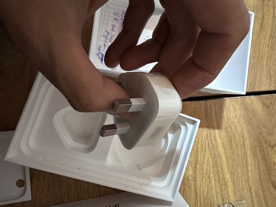 Орегинальный айфон наушник и зарядка