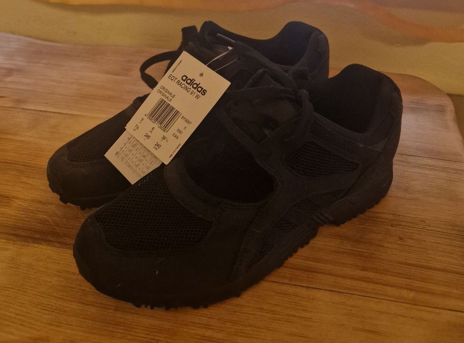 Продавам чисто нови дамски маратонки , Adidas Torsion