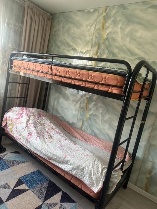 Диван и двухярусный кровать