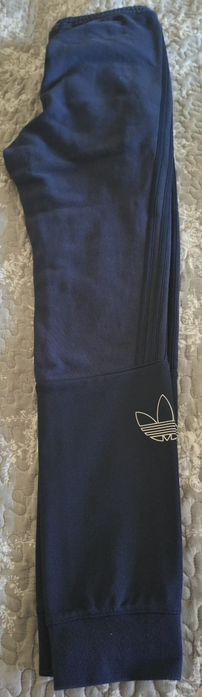 Дългоа долница adidas с лека вата.