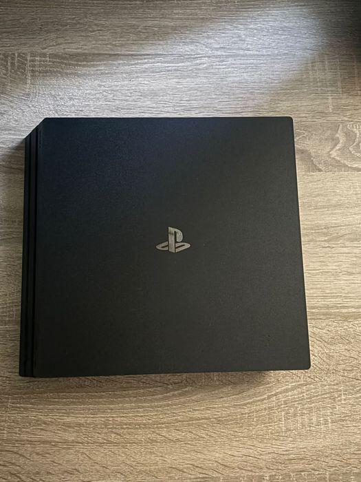 Продам PS4 1TB в идеальном состоянии