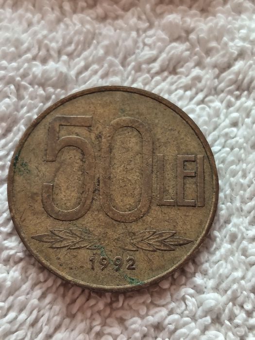 Vând bancnote și monede emise în diverse perioade de timp