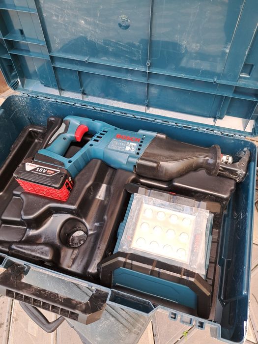 Fierăstrău Sabie Bosch +Lanterna +acumulatori 5 ah Noi