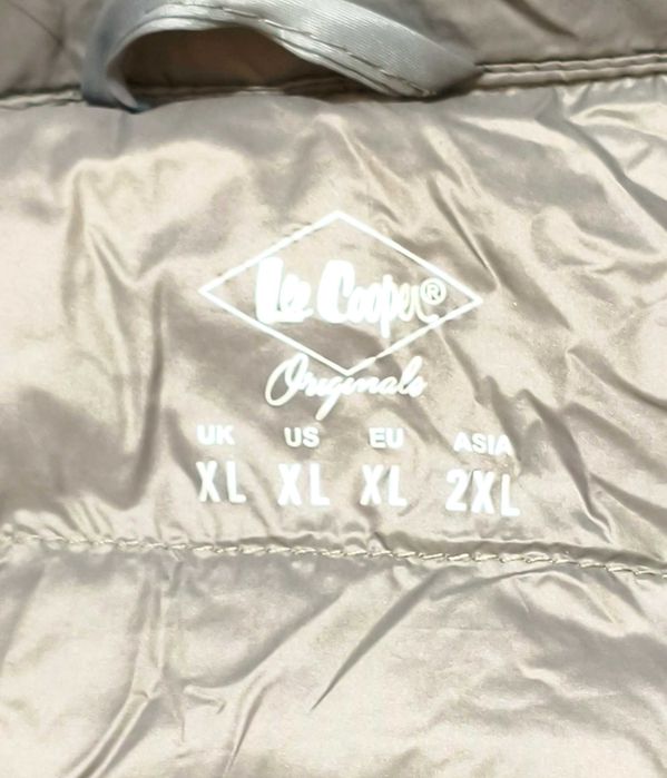 Jachetă ușoară argintie, tip puffer, de la Lee Cooper Originals.