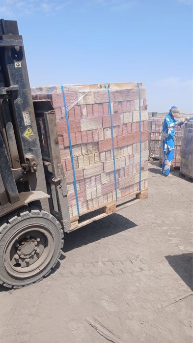 Красный кирпич на палетах