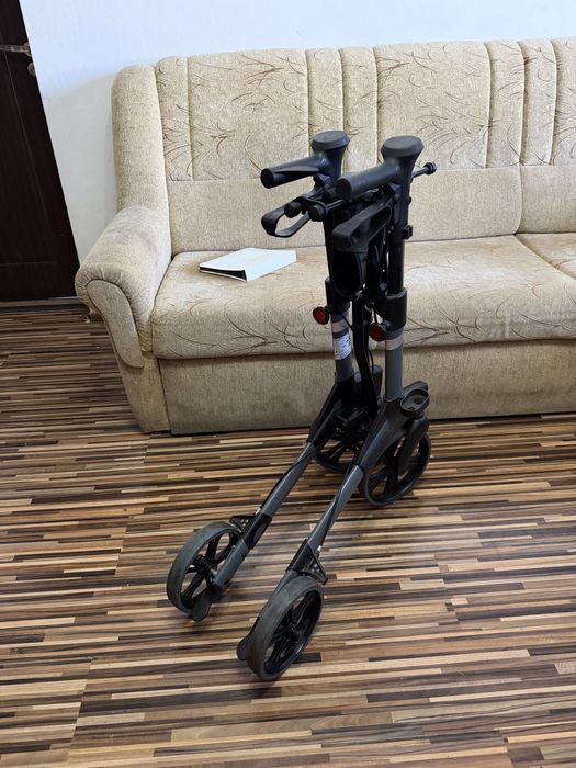 Cadru rulant din aluminiu cu frane si sezut (ca nou)