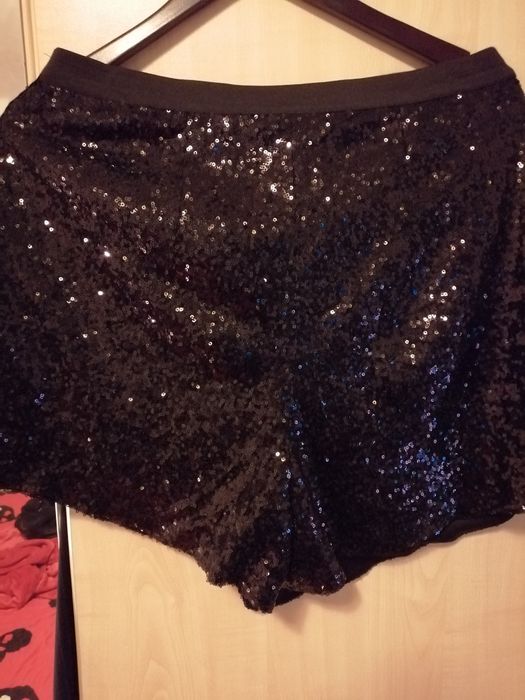 Fusta-pantalon scurta cu paiete deosebiți