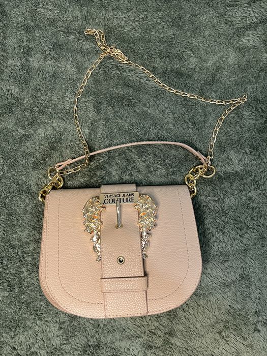 Малка бежава чанта със златен детайл