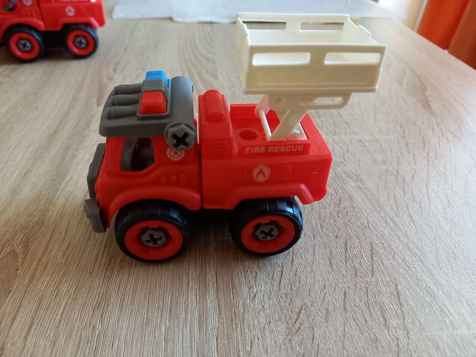 Set.de 4 mașini de pompieri.Noi.Pret.30 lei.
