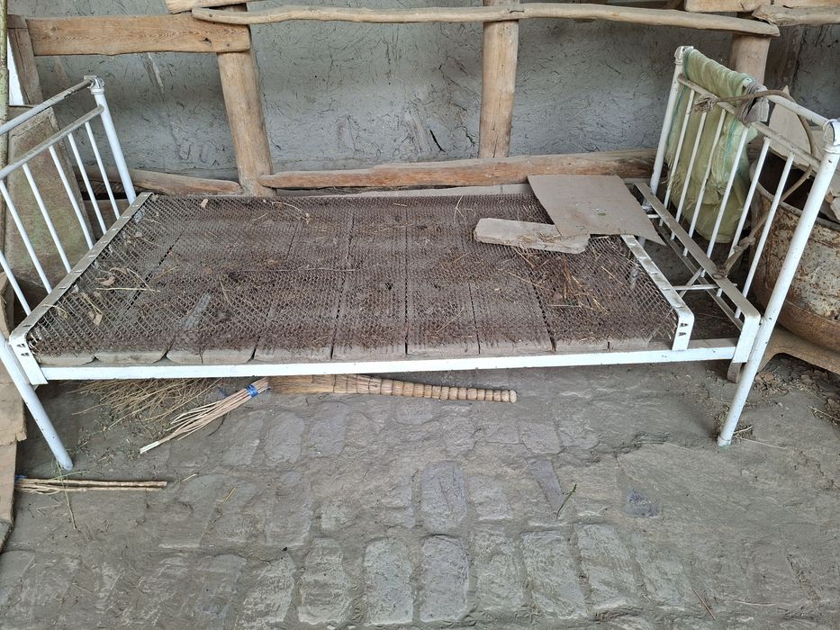 Eski nasralar va o'tin sotiladi