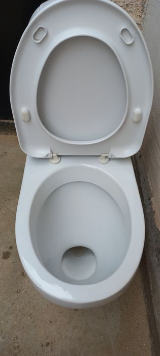 Унитаз. Продаётся унитаз чистая.