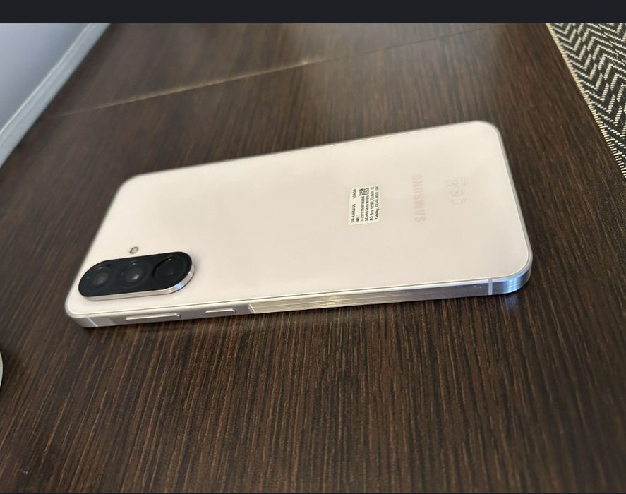 Vând samsung a56 ca nou sau schimb cu iphone dau si diferenta