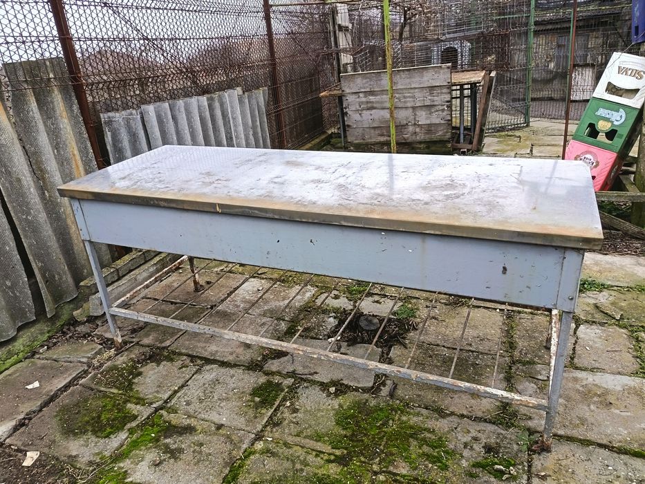 Vând masa de inox cu picioare de fier are 2 .10 m  800 Ron