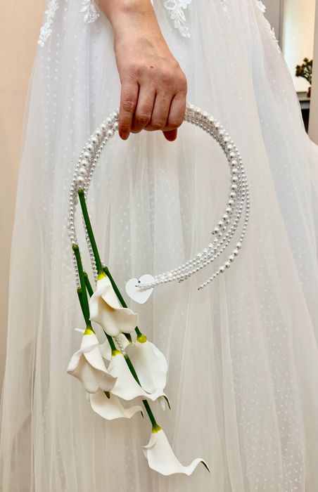 Buchet mireasa din flori calla si perle alb