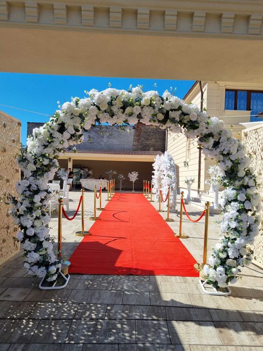 Aranjamente florale cort de inchiriat Inchiriez cort mese scaune flori