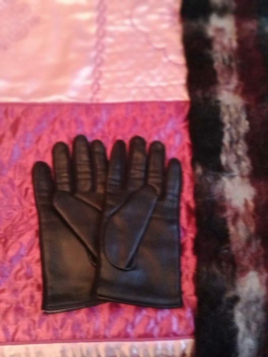 Махеровый шарф и кожанные перчатки.