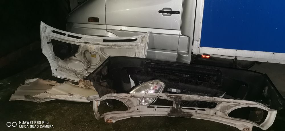 Vând: Faruri, Capota, Tragger, Bara fata, Aripi, Grila Iveco Euro 4