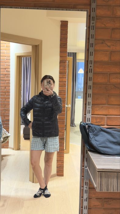 Куртка Uniqlo. Еще много одежды на странице.