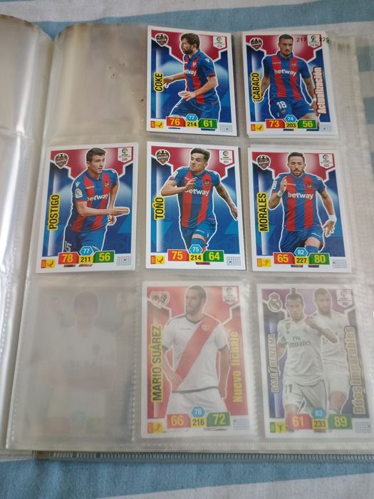 Vând lot 3 cataloage, cartonase Panini, stare foarte buna!! Spania