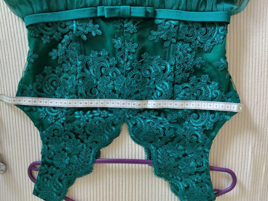 Роля в зелено -стилна и умерено официална