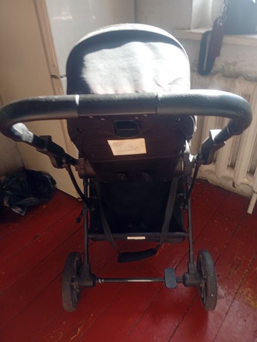 Продам коляску и зимние бошмаки