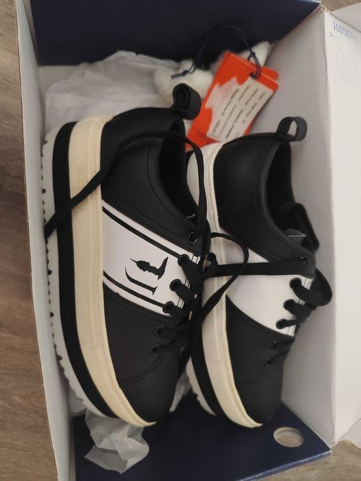 Vand adidasi noi de firma trussardi