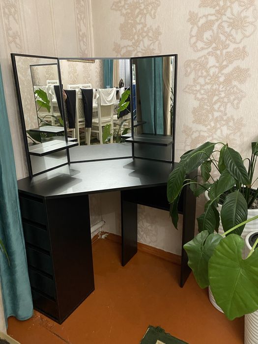 Продам Туалетный столик или камод