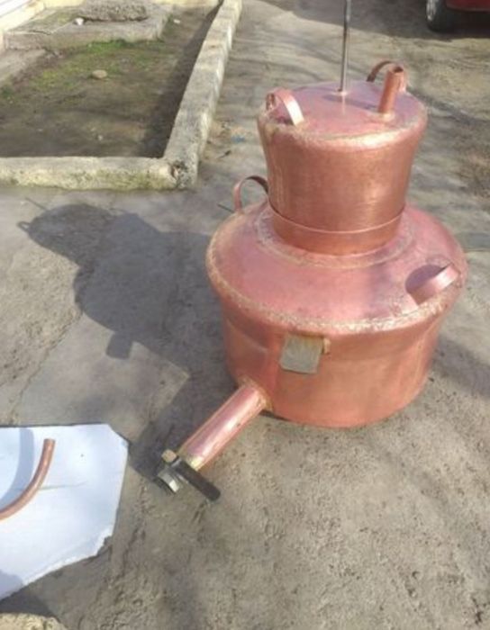 vând cazan la 130 litri cu fondul de trei pereții de 2 capacul de 1,5 descărcător încărcător învârtitor din capac