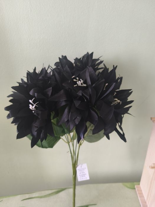 Черни цветя в букет