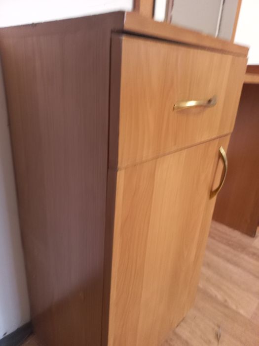Продам трюмо с зеркалом.