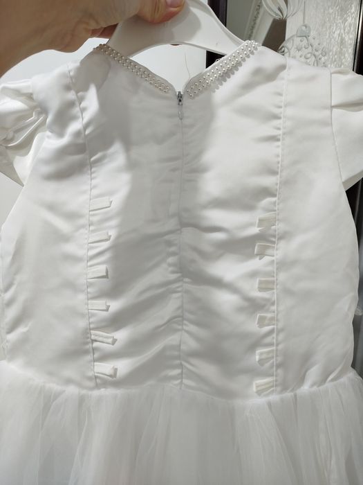 Продам белое платье на девочку