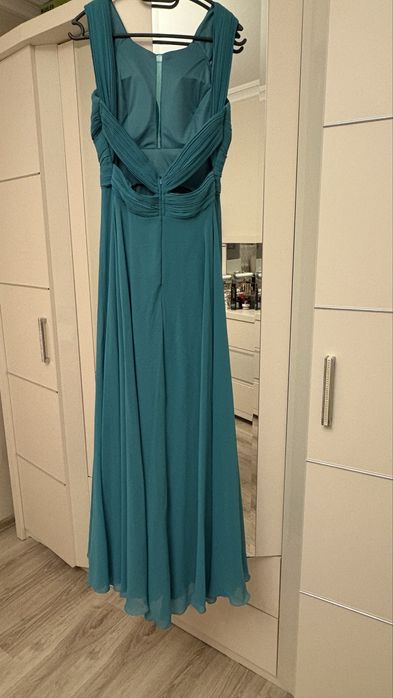 Официална рокля.