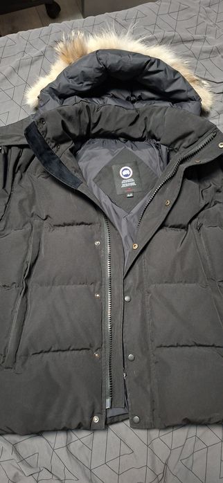 Продавам оригинално мъжко зимно яке Canada Goose