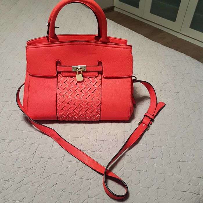 Червена чанта нова