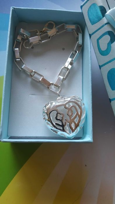 Нова, сребърна гривна с висулка. В кутия за подарък.