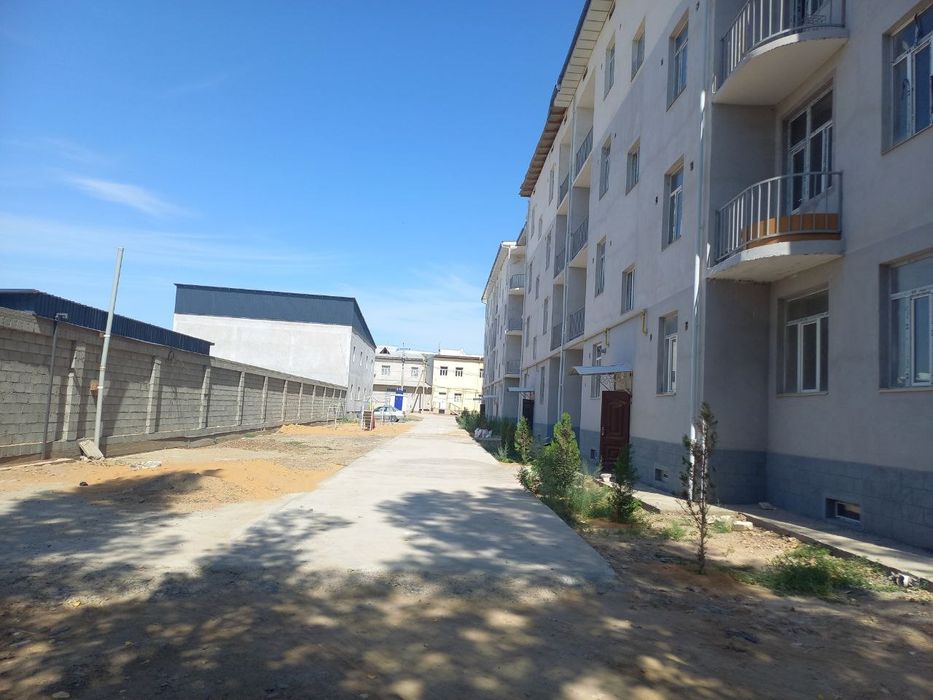 Hazoraspda yangi 4 qavatli doʻmni 2-etajida 2 xonali kvartira sotiladi