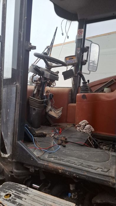 Vând incarcator frontal/vola Venieri