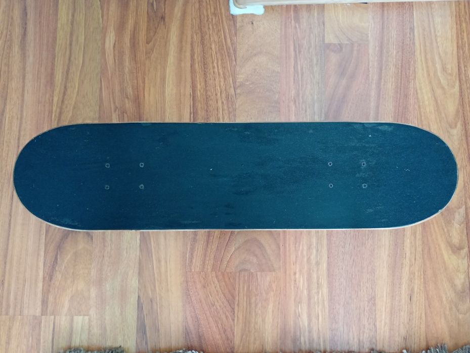 Skateboard negru cu model cu flăcări